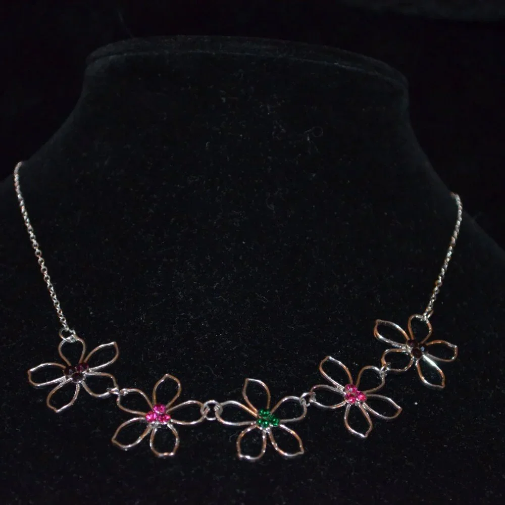 PAPARAZZI (R) Silverton Metal Chain Necklace Hanging Earrings Set Flowers 14y.o+